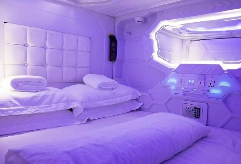 Capsule Hotel Met A Space Pod @ Boat Quay