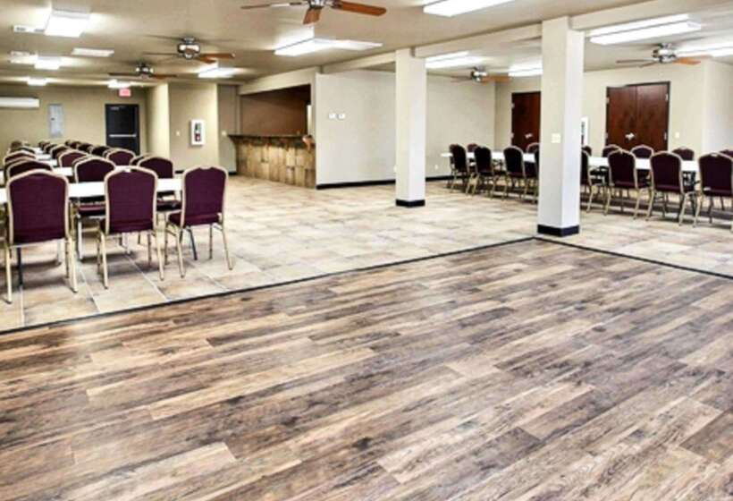 Отель Sleep Inn & Suites Hennessey North