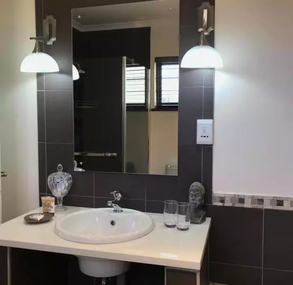 膳宿费 The Crown Guest House