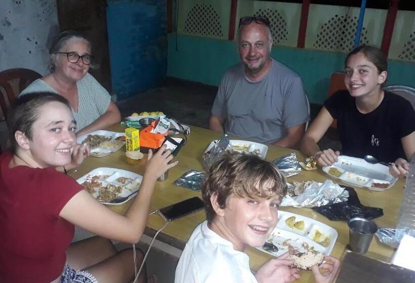 הוסטל Superinn Home Stay& Guest House