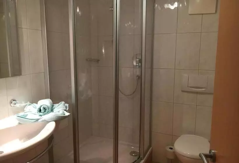 Aamiaismajoitus (B&B) Gästehaus Hochstaffl