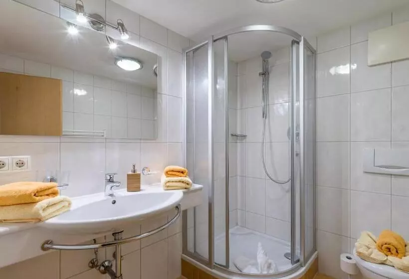 Aamiaismajoitus (B&B) Gästehaus Hochstaffl