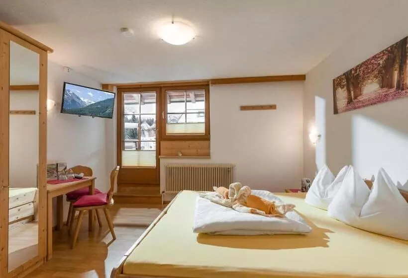 Aamiaismajoitus (B&B) Gästehaus Hochstaffl