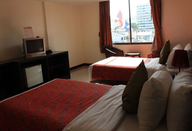 ホテル At Phuket Inn Patong Beach