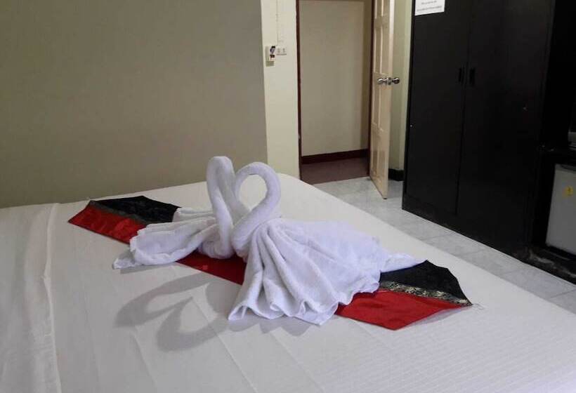 ホテル At Phuket Inn Patong Beach