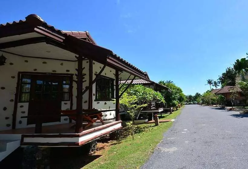 Hotelli Alongkot Beach Resort Khanom