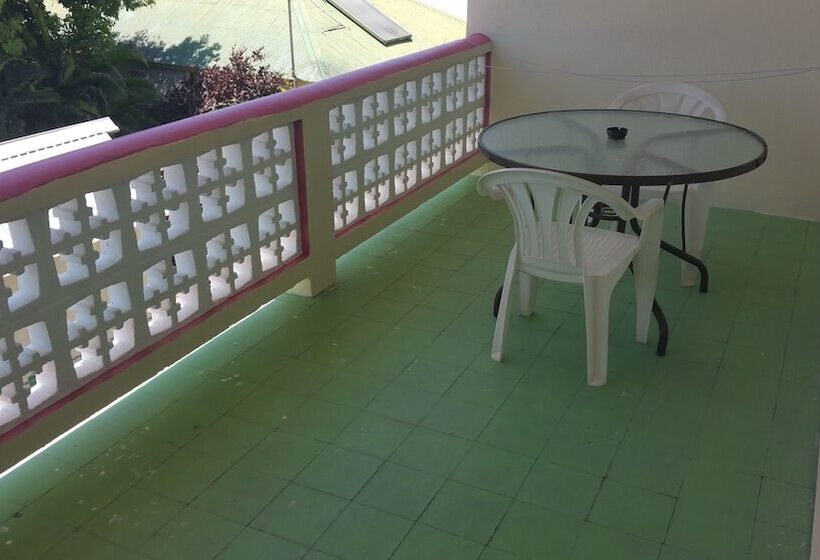 هتل Melrose Beach Apartments