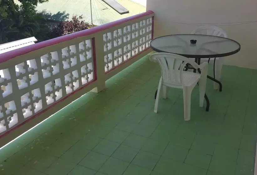 هتل Melrose Beach Apartments