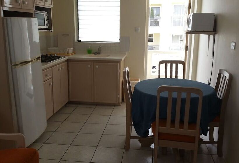 هتل Melrose Beach Apartments