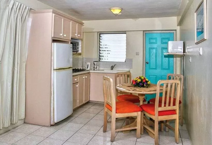 هتل Melrose Beach Apartments