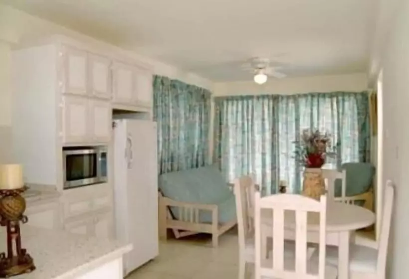 هتل Melrose Beach Apartments