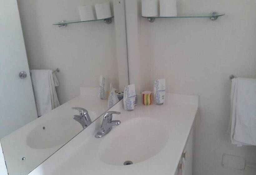 هتل Melrose Beach Apartments