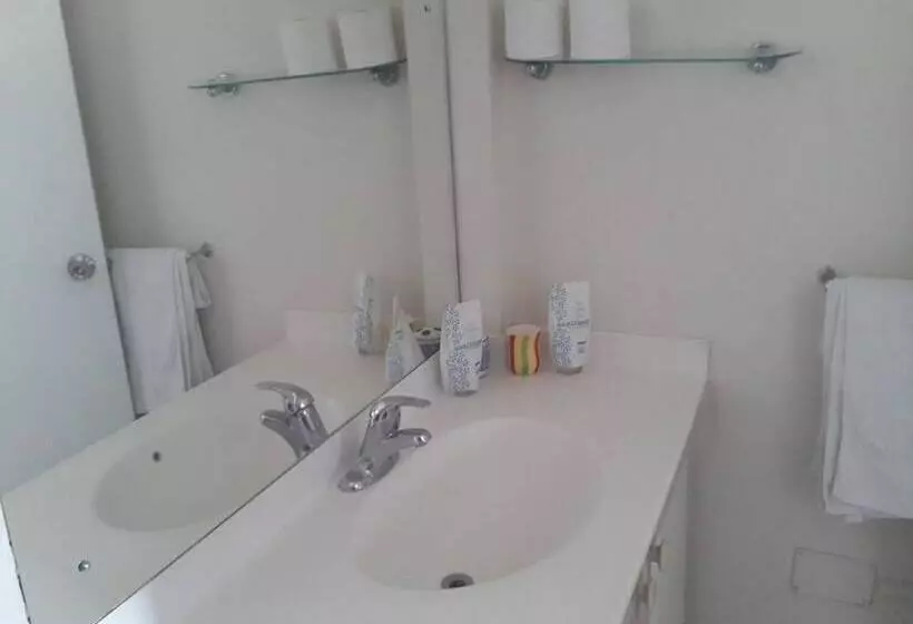 هتل Melrose Beach Apartments