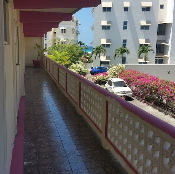 هتل Melrose Beach Apartments