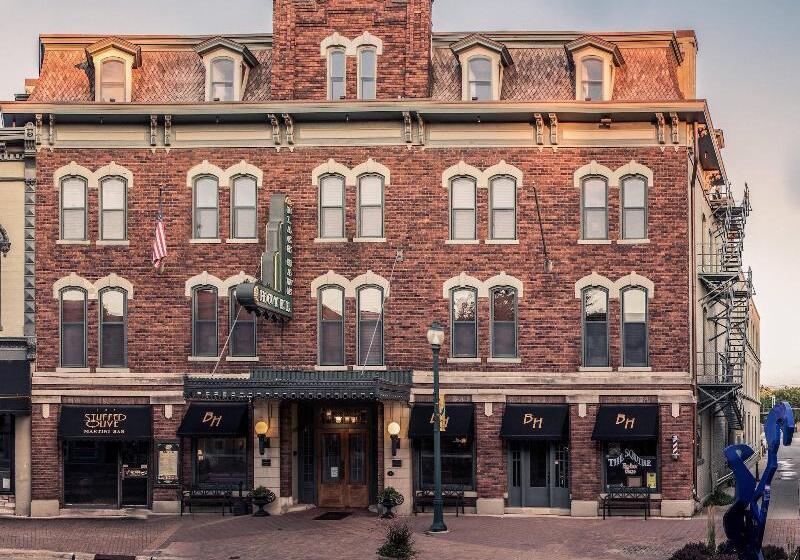 בית מלון כפרי The Black Hawk