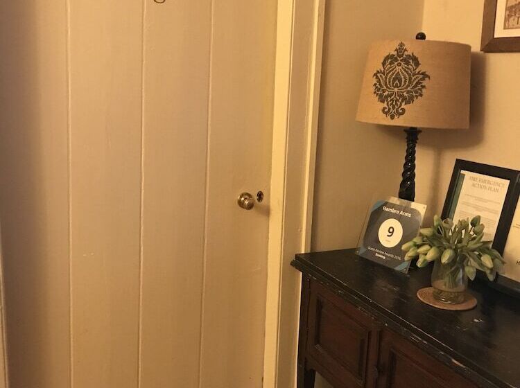 Отель Hambro Arms