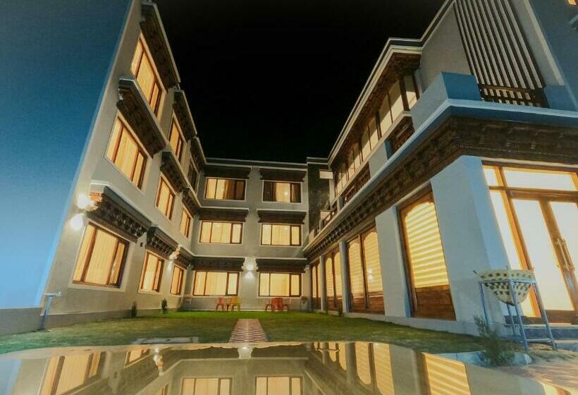 Hotel Crown Himalaya