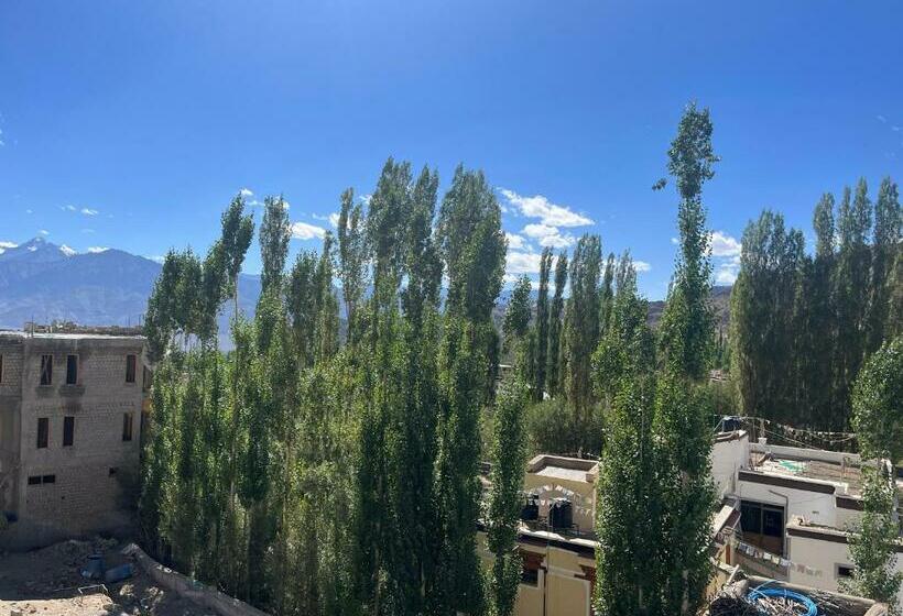 Hotel Crown Himalaya