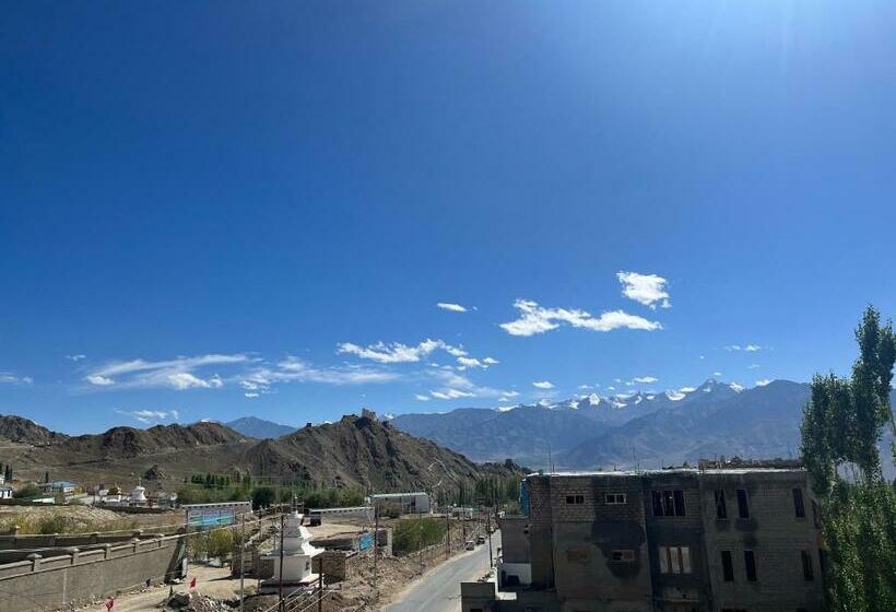 Hotel Crown Himalaya