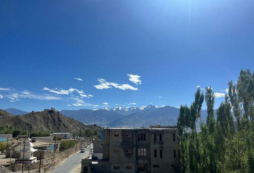 Hotel Crown Himalaya