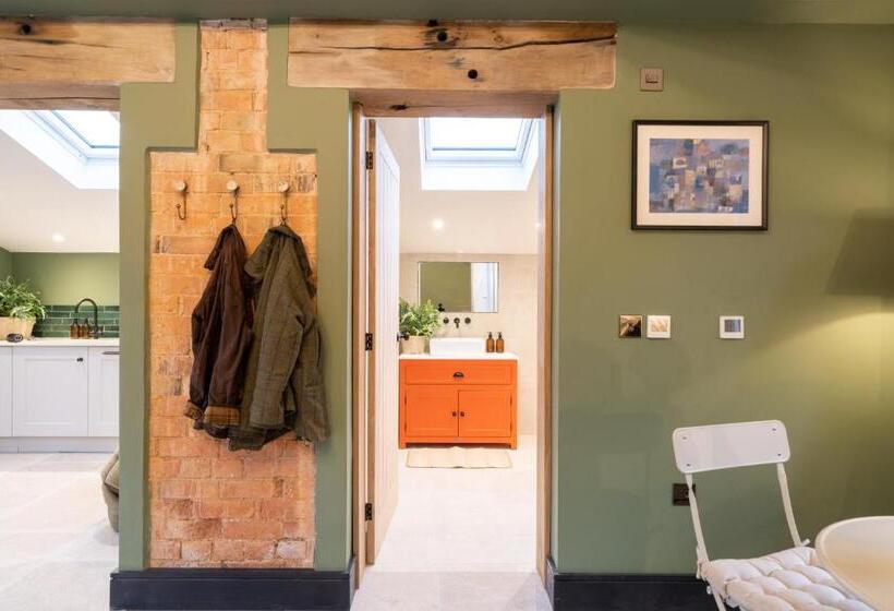 Отель Spinney A Unique Open Plan Barn, With Private Garden