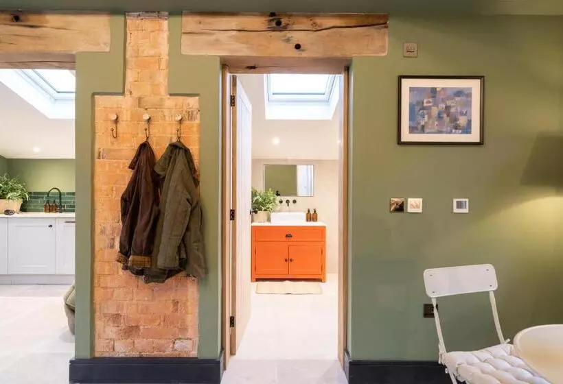 ホテル Spinney   A Unique Open Plan Barn, With Private Garden