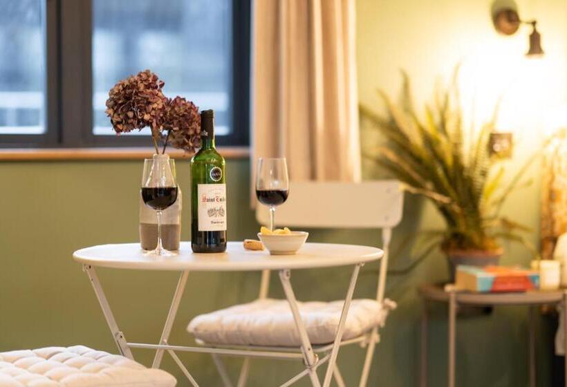 Отель Spinney A Unique Open Plan Barn, With Private Garden