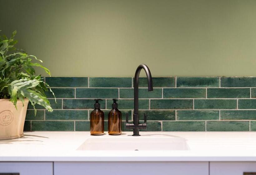 Отель Spinney A Unique Open Plan Barn, With Private Garden