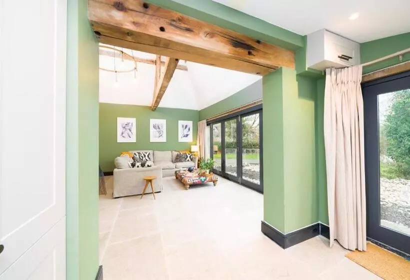 ホテル Spinney   A Unique Open Plan Barn, With Private Garden