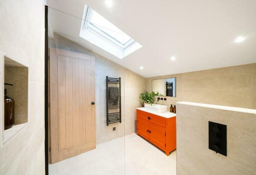 Отель Spinney A Unique Open Plan Barn, With Private Garden