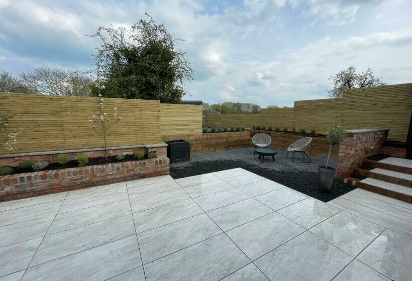 Отель Spinney A Unique Open Plan Barn, With Private Garden