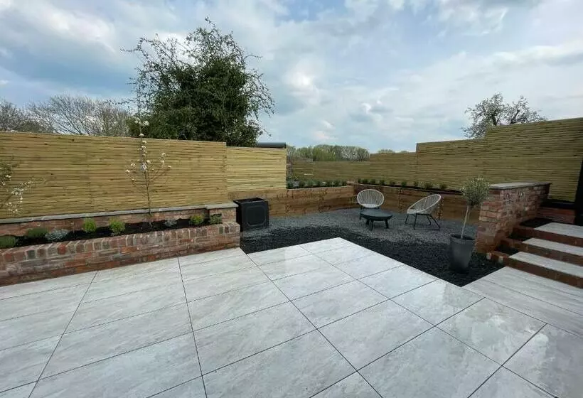 ホテル Spinney   A Unique Open Plan Barn, With Private Garden