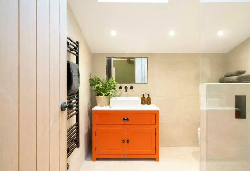 ホテル Spinney   A Unique Open Plan Barn, With Private Garden