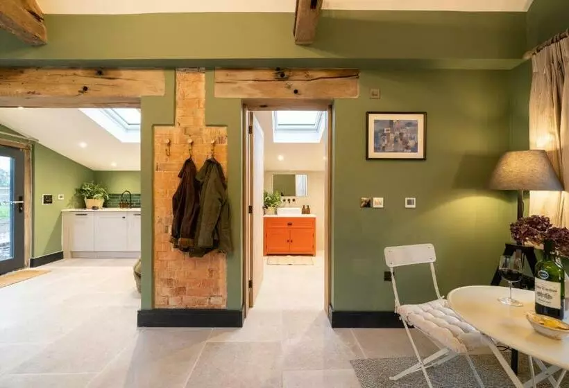ホテル Spinney   A Unique Open Plan Barn, With Private Garden