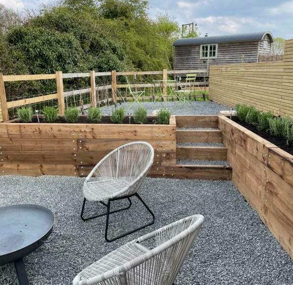 Отель Spinney A Unique Open Plan Barn, With Private Garden