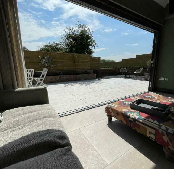 Отель Spinney A Unique Open Plan Barn, With Private Garden