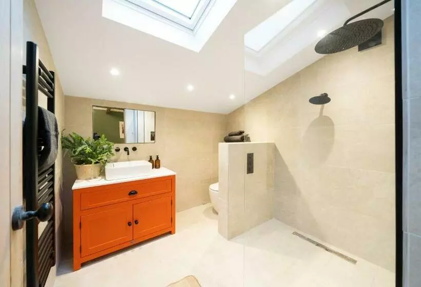 ホテル Spinney   A Unique Open Plan Barn, With Private Garden