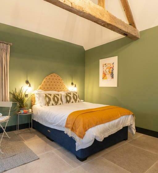 Отель Spinney A Unique Open Plan Barn, With Private Garden