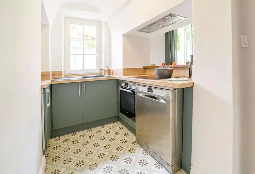 Aamiaismajoitus (B&B) La Tour Des Remparts