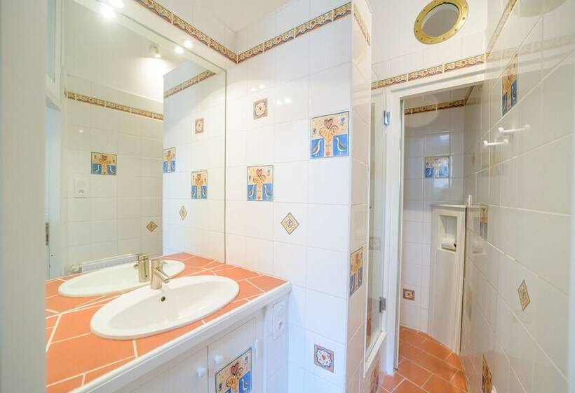 مبيت وإفطار La Tour Des Remparts