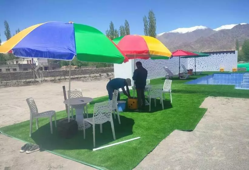 ホテル The Royal Maryul Banquet Hall , Restaurant & Resort   Leh