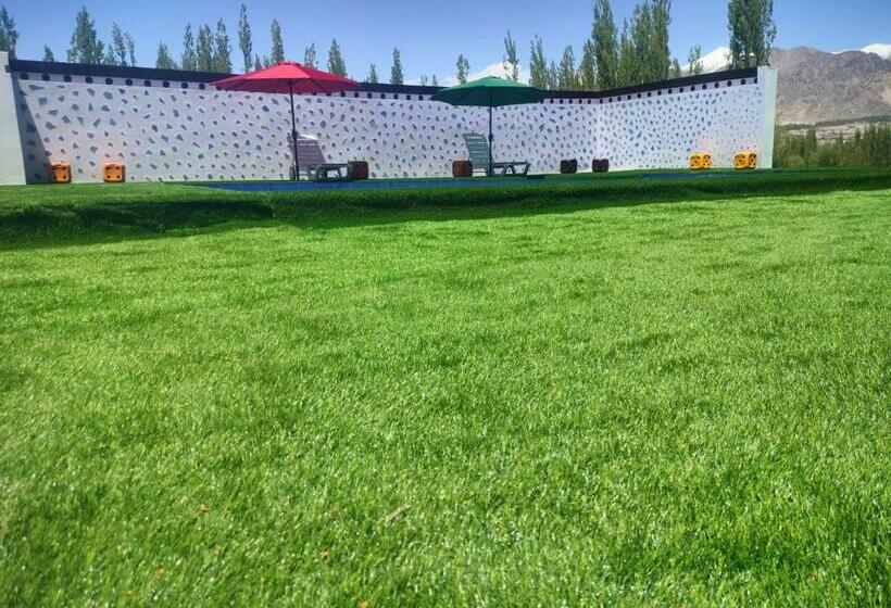 בית מלון כפרי The Royal Maryul Banquet Hall , Restaurant & Resort Leh