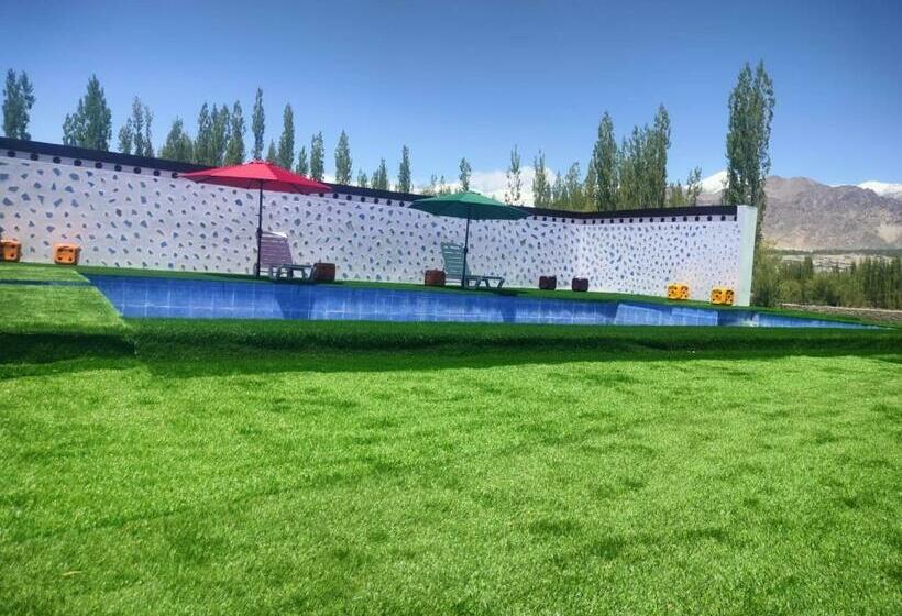 בית מלון כפרי The Royal Maryul Banquet Hall , Restaurant & Resort Leh