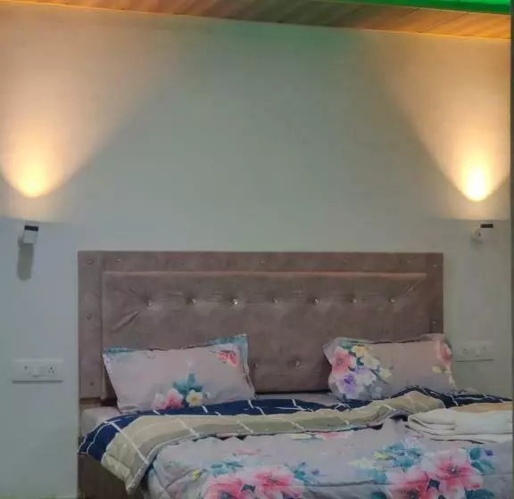 ホテル The Royal Maryul Banquet Hall , Restaurant & Resort   Leh