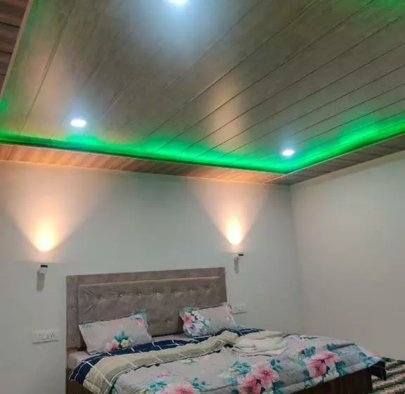 ホテル The Royal Maryul Banquet Hall , Restaurant & Resort   Leh