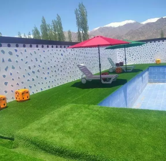 ホテル The Royal Maryul Banquet Hall , Restaurant & Resort   Leh