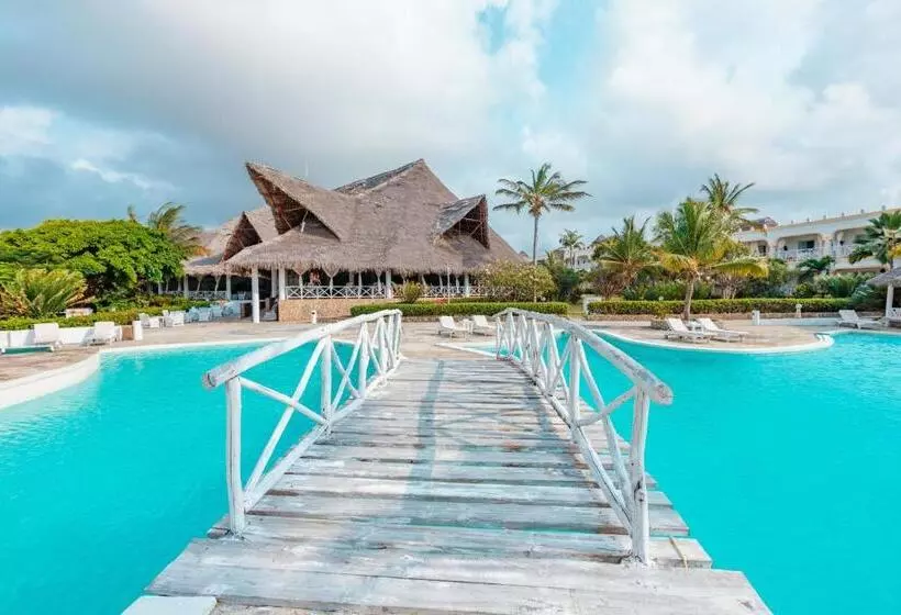 هتل Twiga Beach Resort