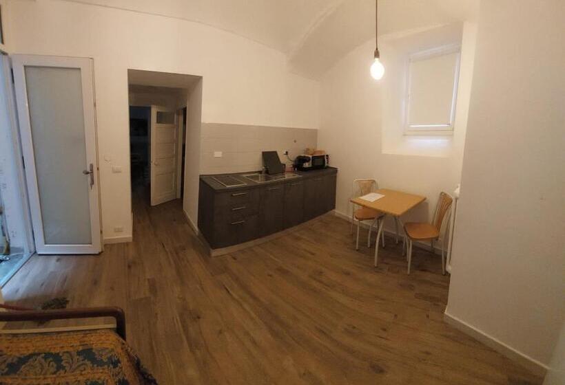 تختخواب و صبحانه Gusterhouse