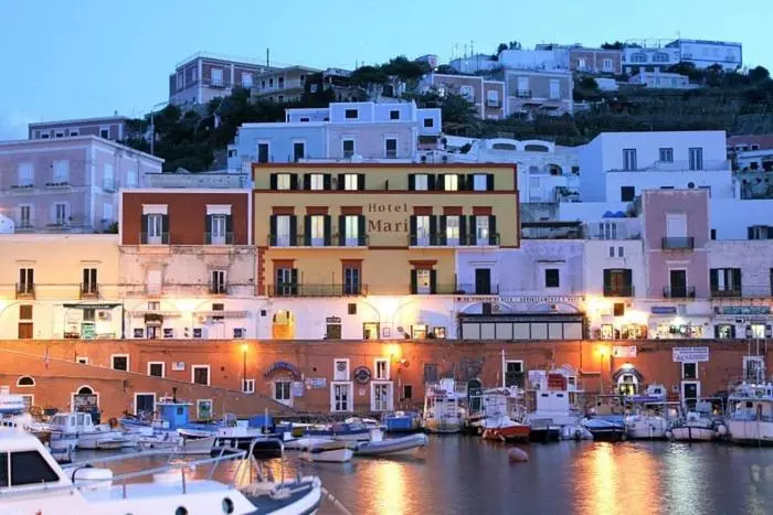 ペンション Al Mari Suites