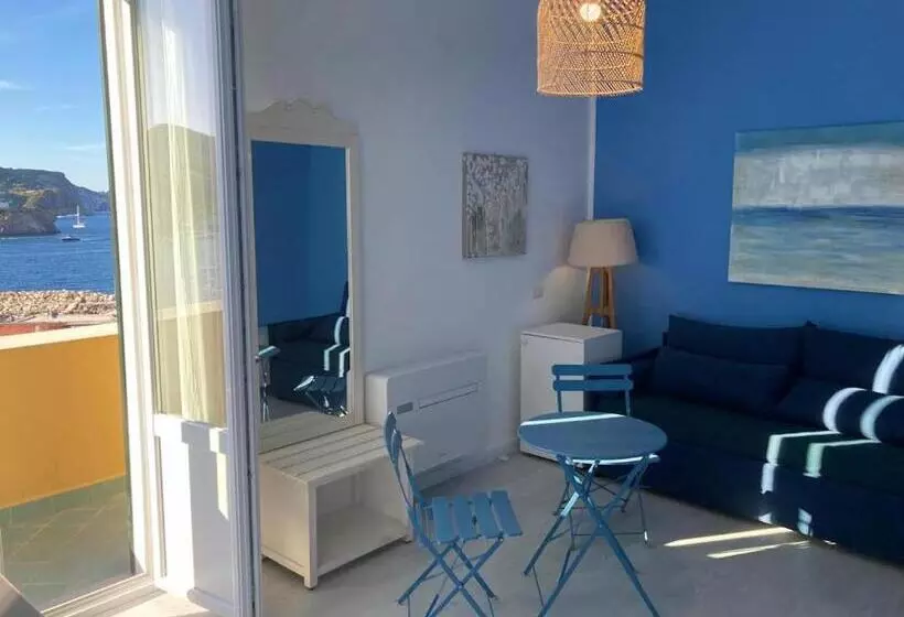 ペンション Al Mari Suites